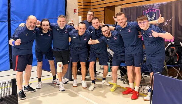 Les joueurs du CoPing group&eacute;s devant la banderole du club apr&egrave;s un match par &eacute;quipes