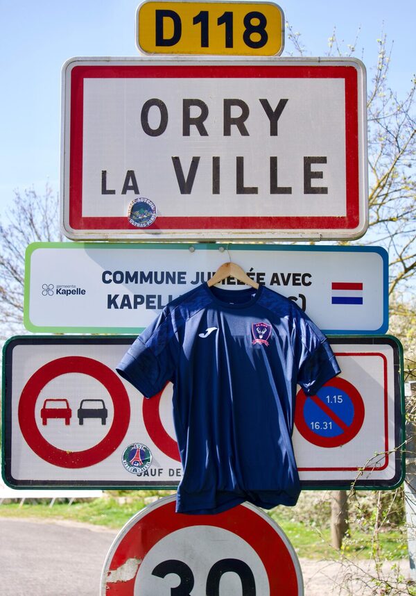 Le maillot du CoPing &agrave; l'entr&eacute;e d'Orry-la-Ville