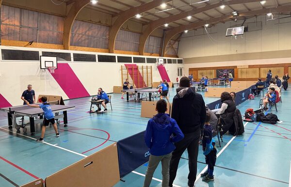 La salle du club am&eacute;nag&eacute;e pour une journ&eacute;e de comp&eacute;tition