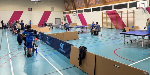 Vue d'ensemble des tables install&eacute;es dans la salle, entre deux rencontres