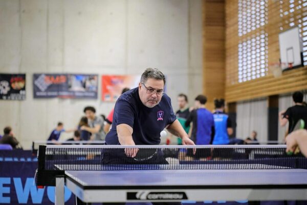 Un joueur du CoPing en pleine concentration, la balle &agrave; hauteur de raquette