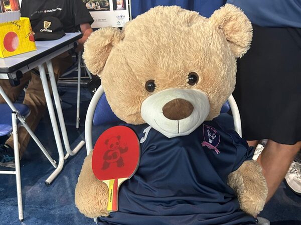 Boubou, la mascotte du CoPing, en tenue du club et raquette &agrave; la main
